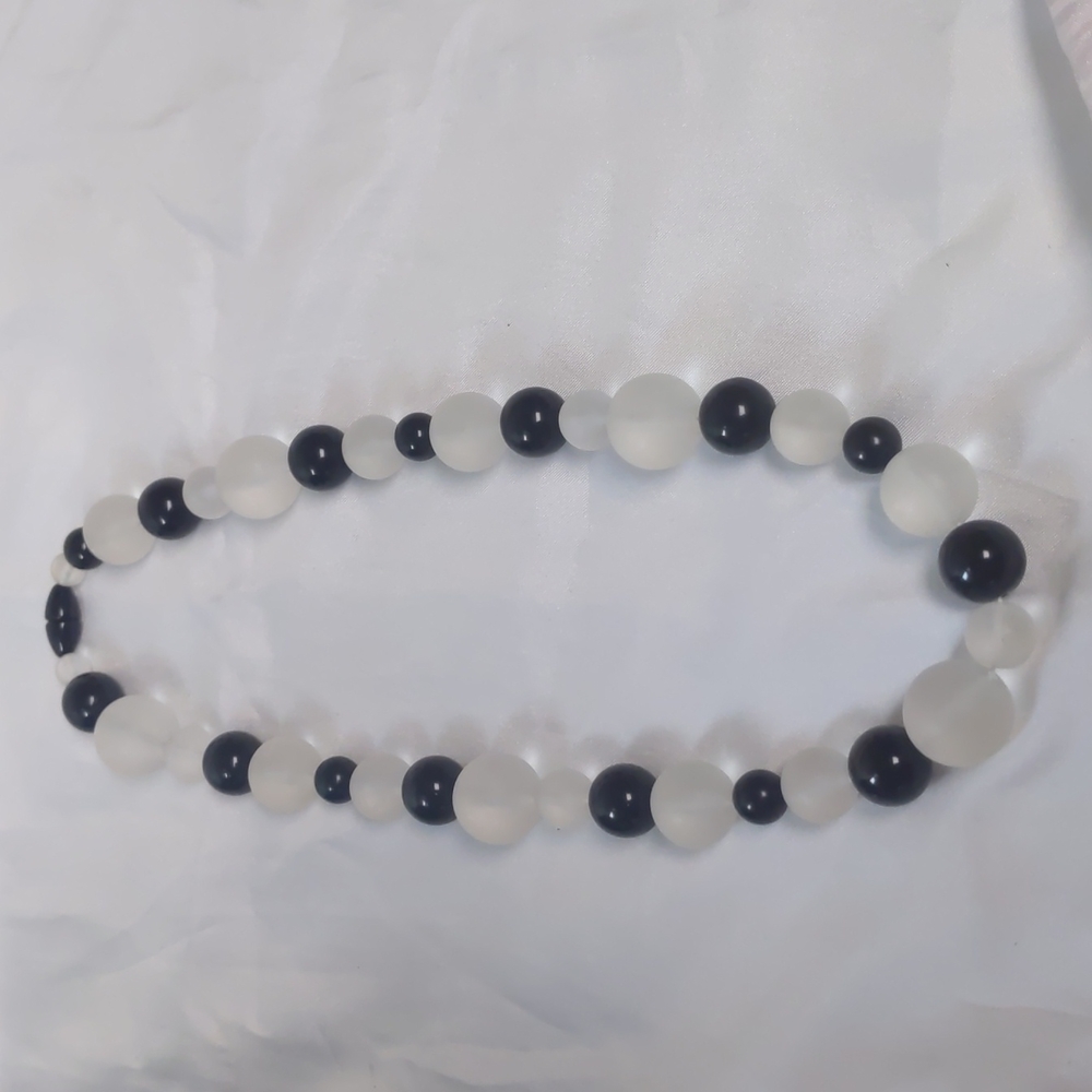 Vintage frosted black and white beaded necklace 9"